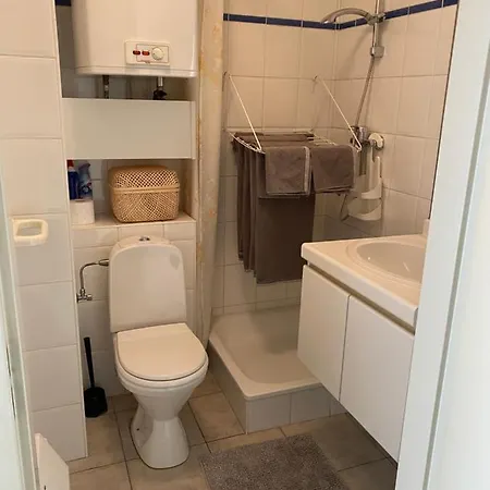 Met Aparte Slaaphoek, Garage En Balkon Миделкерк