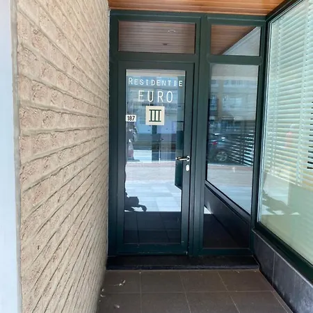 Met Aparte Slaaphoek, Garage En Balkon *