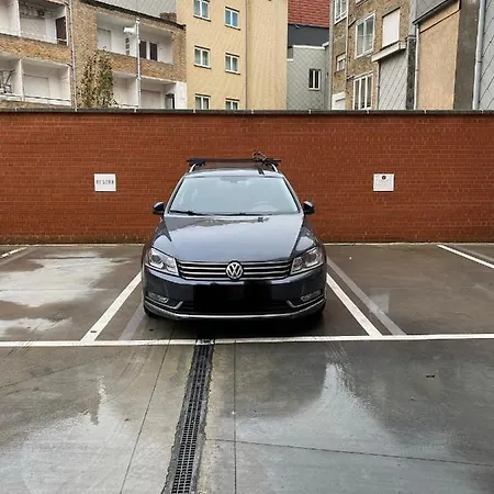 Met Aparte Slaaphoek, Garage En Balkon Миделкерк