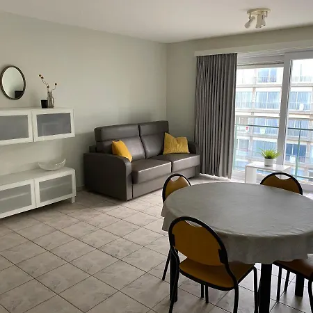 Apartment Met Aparte Slaaphoek, Garage En Balkon *