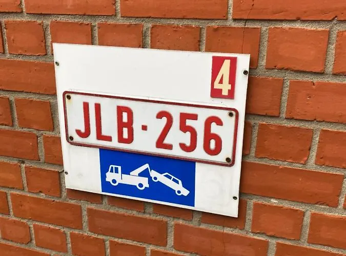 Met Aparte Slaaphoek, Garage En Balkon