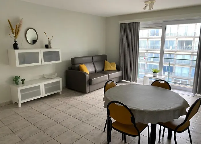 Apartment Met Aparte Slaaphoek, Garage En Balkon *